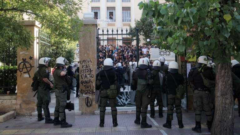 Συνελήφθη σπείρα που διακινούσε ναρκωτικά πέριξ της ΑΣΟΕΕ