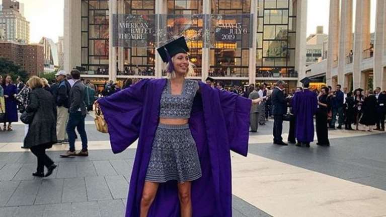 Μαρία Ολυμπία: Η κόρη της Μαρί Σαντάλ αποφοίτησε με στιλ