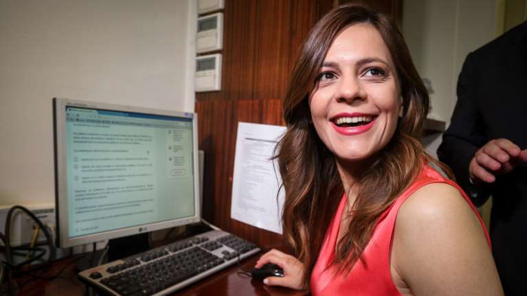 Η Έφη Αχτσιόγλου εγκαινίασε την πλατφόρμα 120 δόσεων για τα ταμεία