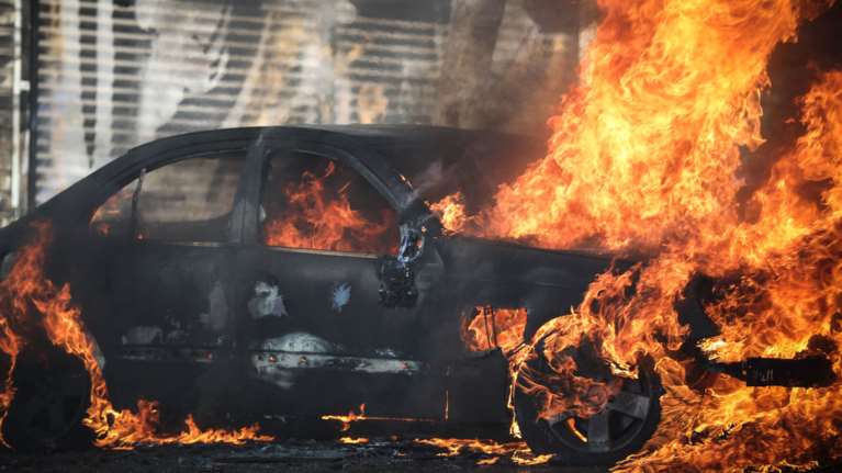 Νέα επίθεση αναρχικών στα Εξάρχεια - Κάηκε αυτοκίνητο