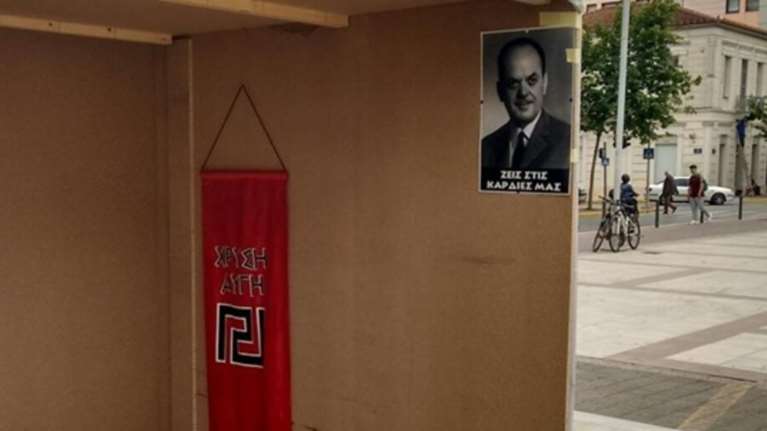 Καλαμάτα: Διέλυσαν περίπτερο της Χρυσής Αυγής με αφίσες του Παπαδόπουλου