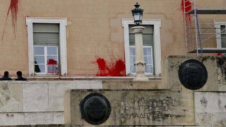 Ελεύθερο υπό όρους το μέλος του Ρουβίκωνα για την επίθεση στη Βουλή