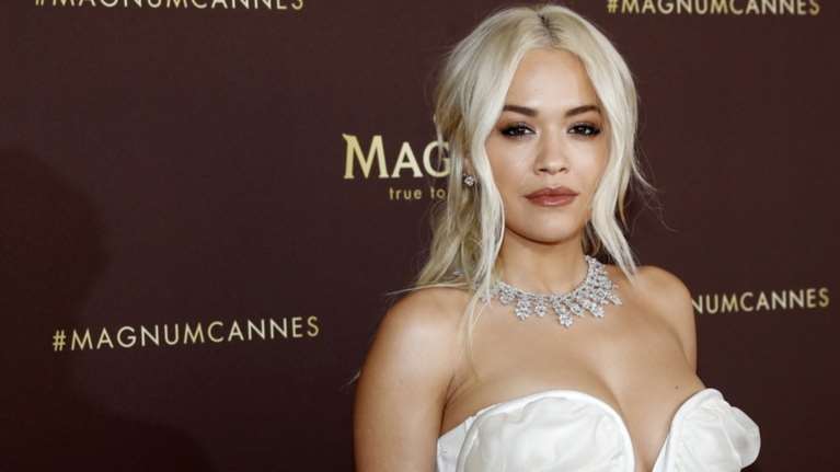 Απίστευτο: Ξέχασε κοσμήματα της Ρίτα Όρα, αξίας 4 εκ. σε αεροπλάνο!