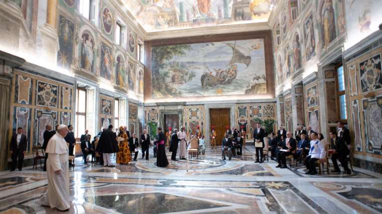 Για πρώτη φορά, ο πάπας Φραγκίσκος διορίζει γυναίκες στη Σύνοδο Επισκόπων