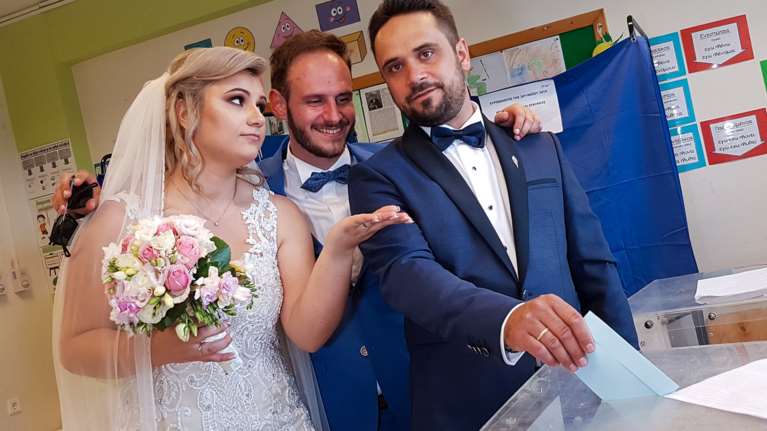 Ζευγάρι παντρεύτηκε και πήγε να ψηφίσει αμέσως μετά τον γάμο