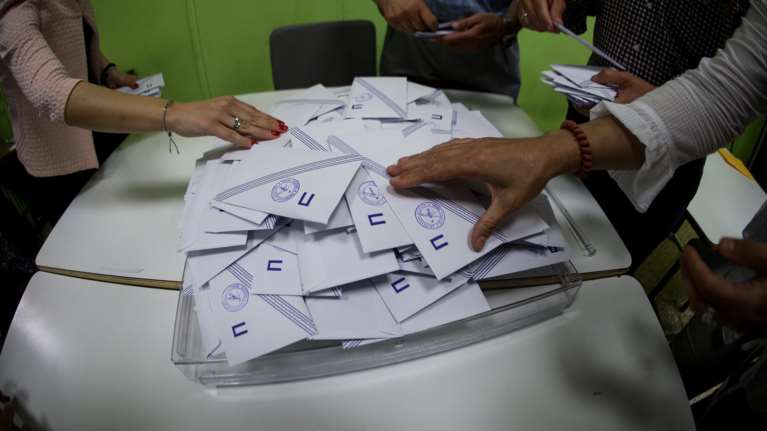 Δημοσκόπηση MRB: Πόσοι από τους αναποφάσιστους  θα ψήφιζαν ένα νέο κόμμα  Τσίπρα ή Σαμαρά - &quot;Αγκάθι&quot; η ακρίβεια