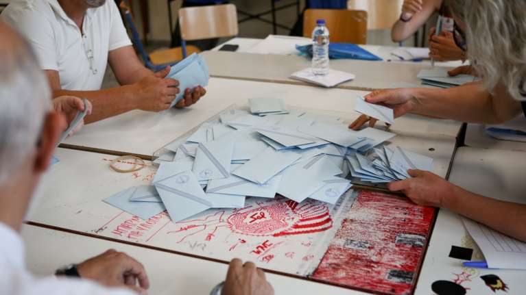 Ποιοι δήμαρχοι της Αττικής επανεκλέγονται θριαμβευτικά