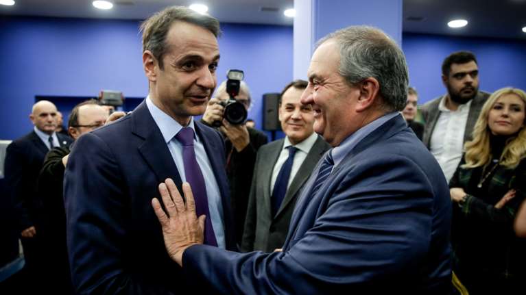 Συγχαρητήριο τηλεφώνημα Κώστα Καραμαναλή σε Κυριάκο Μητσοτάκη