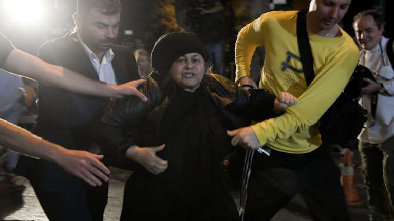 Εξω από την Κουμουνδούρου η Ελένη Λουκά, αποδοκίμασε τον Τσίπρα