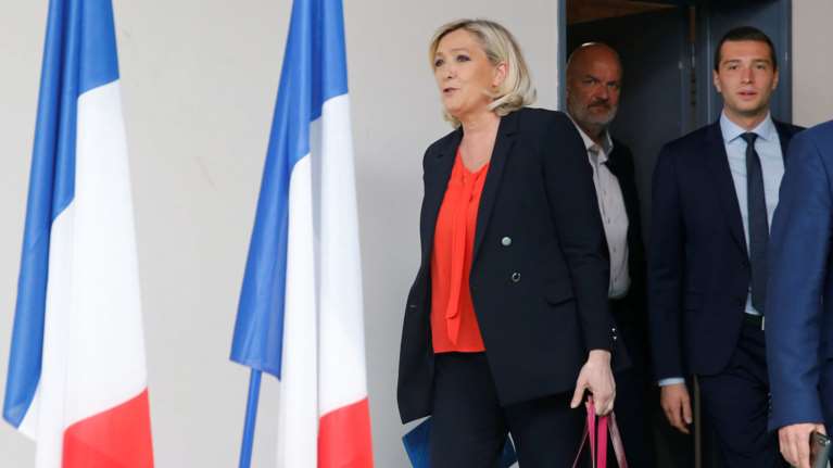 Νίκη Λεπέν έναντι Μακρόν με διαφορά 0,9% στη Γαλλία