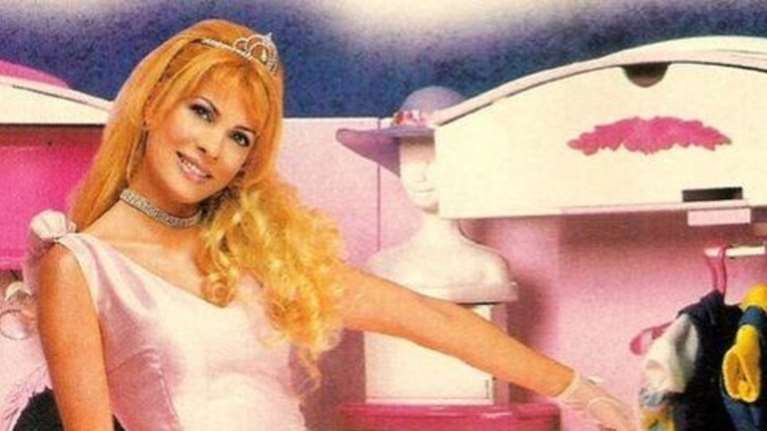 Η Ελένη Μενεγάκη ως μια "άλλη" Barbie μέσα στο κουκλόσπιτό της [φωτο]