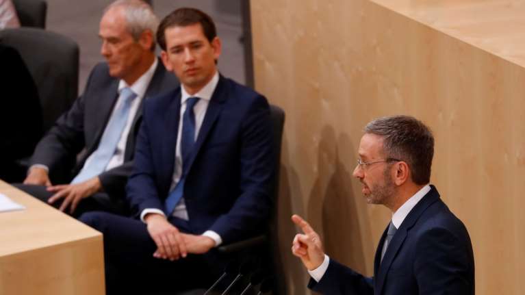 Ανατράπηκε από την πλειοψηφία της Βουλής η κυβέρνηση Κουρτς