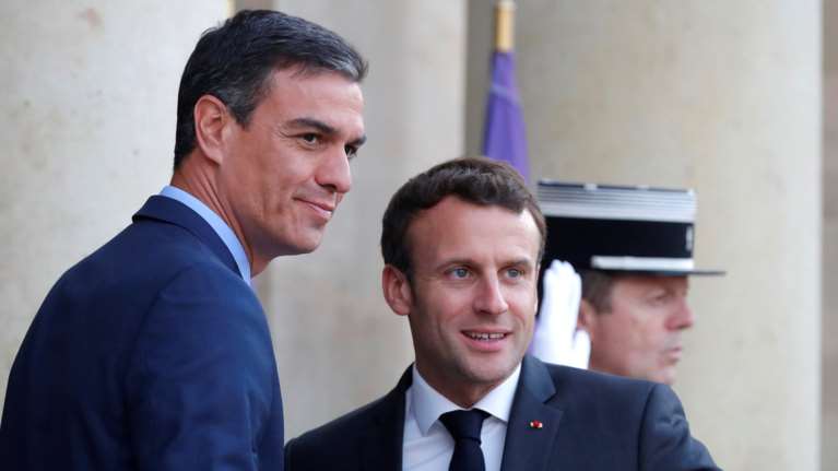 Αρχισε το παζάρι για τους θεσμούς: Συνάντηση Μακρόν- Σάντσεθ στο Ελιζέ