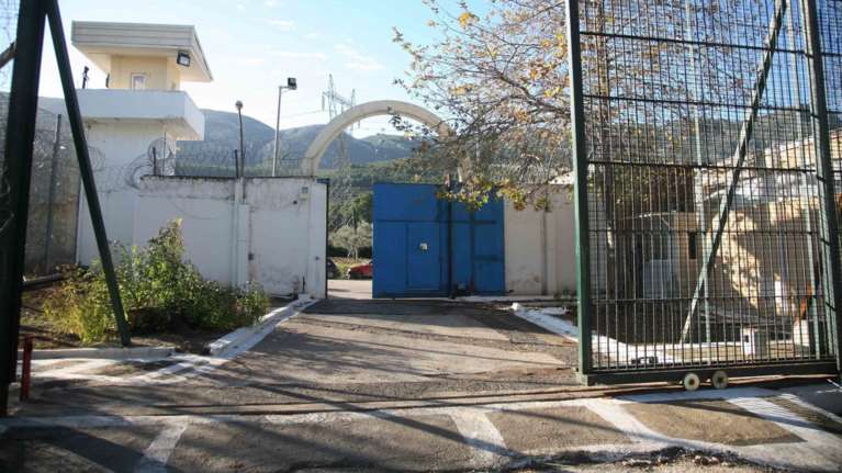 Απόδραση από Αυλώνα: Γρονθοκόπησε αστυνομικό ο ένας δραπέτης