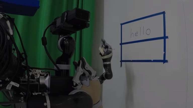 Ρομπότ γράφει «γεια σας» στα ελληνικά και σε άλλες γλώσσες