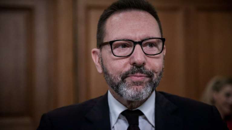 Στουρνάρας υπέρ ιδιωτικής ασφάλισης για υγεία και σύνταξη