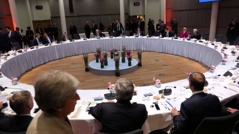 Μάχη διαδοχής: Η υποψηφιότητα Βέμπερ «κρέμεται σε μία κλωστή»