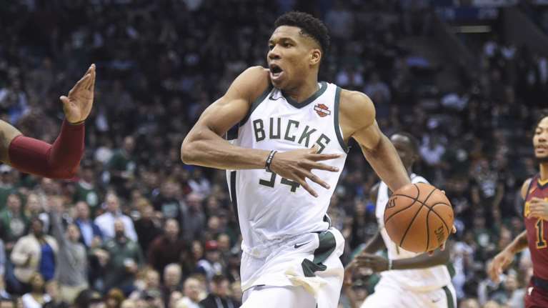 Η Cardi B τραγουδάει το "greek freak" Γιάννη Αντετοκούνμπο