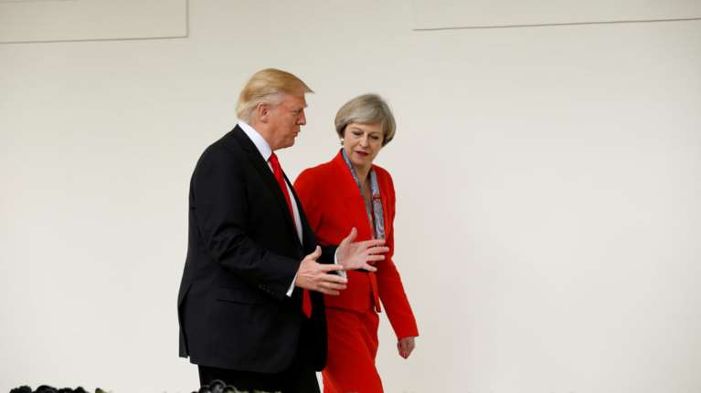 Τραμπ προς Βρετανούς: Να διαπραγματευτεί ο Φάρατζ το Brexit