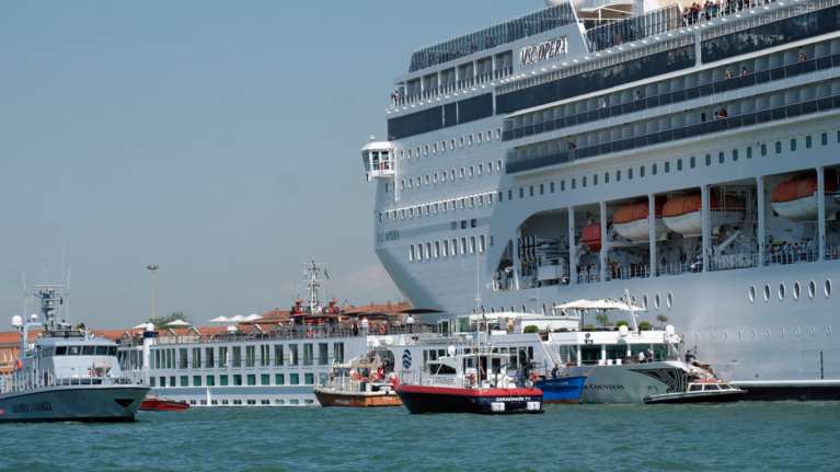 Bενετία: Κρουαζιερόπλοιο συγκρούστηκε με πλοιάριο