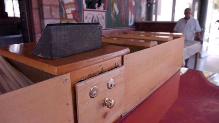 Χίος: Ιερέας επιτέθηκε σε βουλευτή του ΣΥΡΙΖΑ πετώντας κέρματα