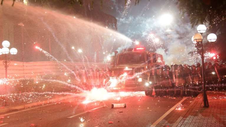 Νέα επεισόδια στα Τίρανα κατά την επίσκεψη Στόλτενμπεργκ