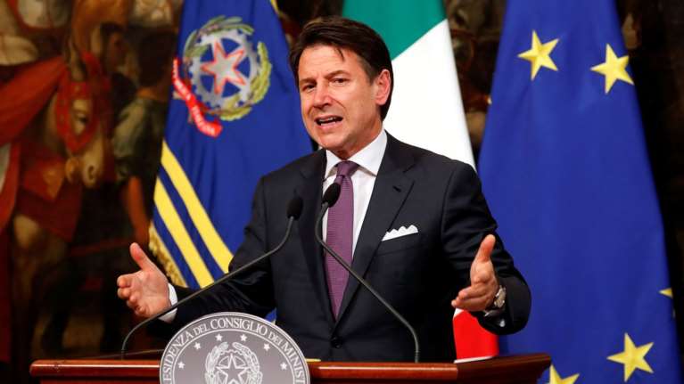 Κρίση στην Ιταλία: Με παράιτηση απειλεί ο Τζουζέπε Κόντε
