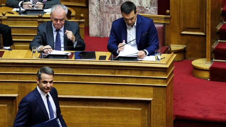 Προγραμματική μάχη Tσίπρα - Μητσοτάκη στον δρόμο προς τις κάλπες