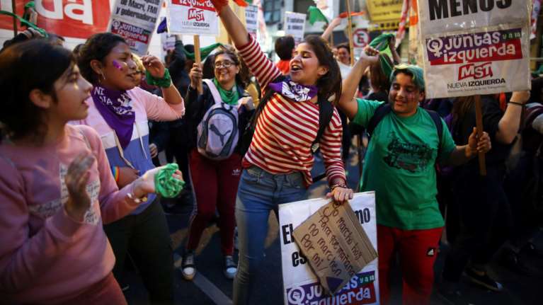 Αργεντινή: Χιλιάδες γυναίκες διαδήλωσαν κατά της βίας &amp; υπέρ των αμβλώσεων