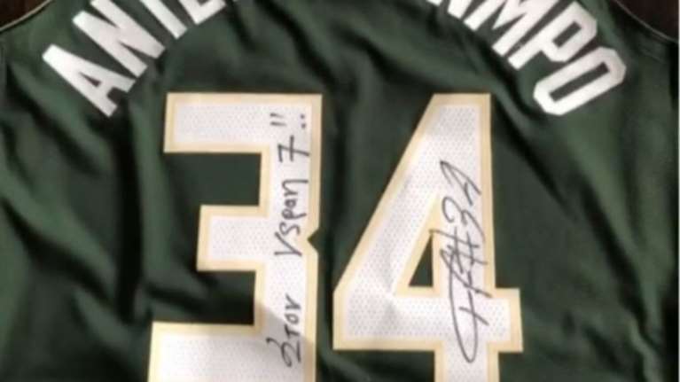 Φανέλα δώρο του Giannis στον Σπανούλη (vid)