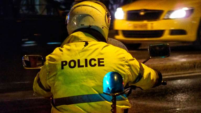 Εγκλημα στη Γλυφάδα: Νεκρός άνδρας από πυρά πυροβόλου όπλου σε γκαράζ