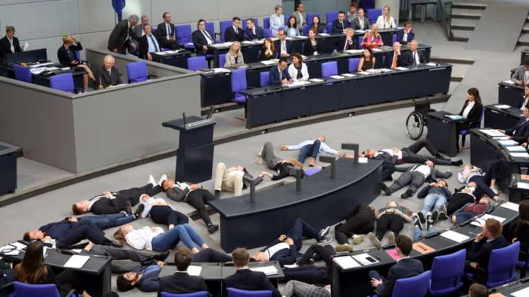 Ακτιβιστές διέκοψαν ομιλία του Σόιμπλε και ανάρτησαν πανό (βίντεο)