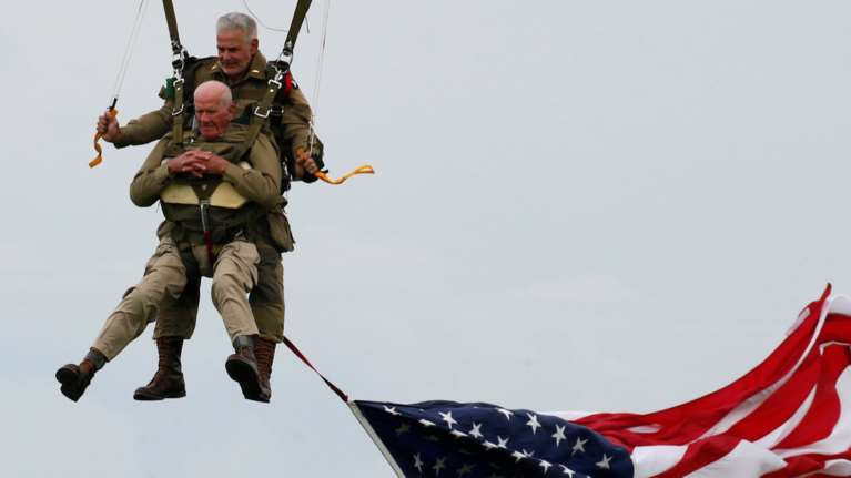 D-Day: Βετεράνος πήδηξε με αλεξίπτωτο στα 97 του