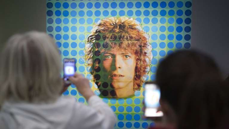 Πανελλαδικές: Ποιος πολιτικός αφιέρωσε τo τραγούδι «Heroes» στους μαθητές;