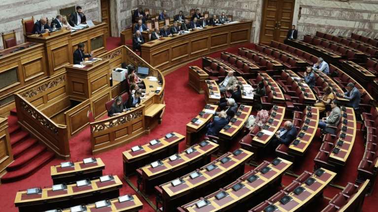 Όπισθεν ολοταχώς από την κυβέρνηση για μετατάξεις και ΠΚ