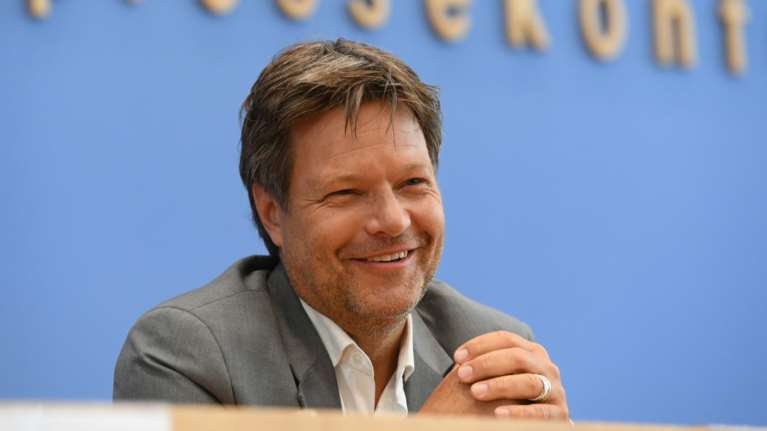 Ο πολύτεκνος συγγραφέας των Πρασίνων διεκδικεί την καγκελαρία