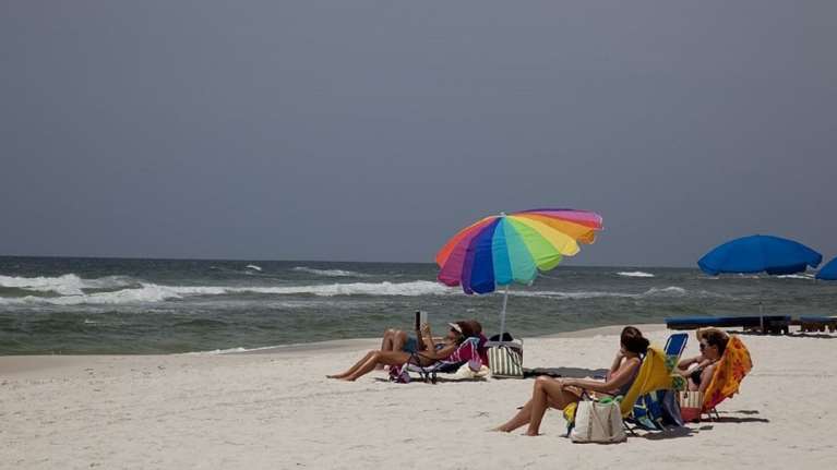 Αυτοί είναι οι μύθοι για το "υγιεινό" μαύρισμα - Τι πρέπει να ξέρετε για να μην κινδυνεύετε στην παραλία