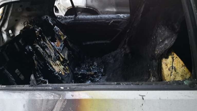 Καταδικάζει το ΥΠΕΞ τον εμπρησμό ΙΧ τούρκων διπλωματών