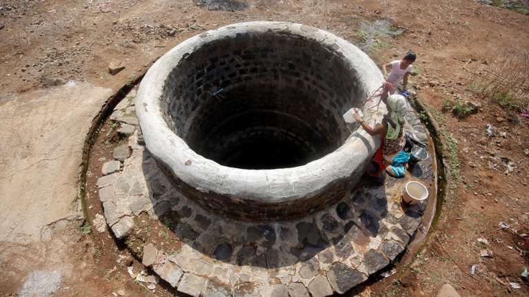 Ινδία: Εγκλωβισμένο εδώ και 4 μέρες σε πηγάδι ένα δίχρονο αγοράκι