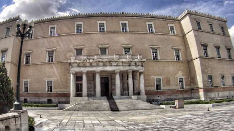 Ο «βομβιστής με το κριθαράκι» πέταξε γκαζάκι στη Βουλή