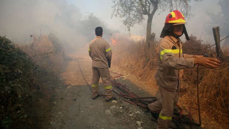 Μαίνεται η πυρκαγιά στην Αχαΐα - Νέα αναζωπύρωση