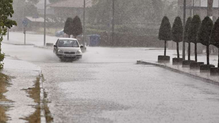 Ισχυρή βροχόπτωση στη Βάρκιζα - Πλημμυρισμένοι δρόμοι