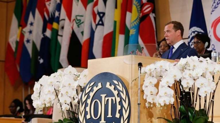ILO: O Mεντβέντεφ δεν αποκλείει τετραήμερη εβδομάδα εργασίας
