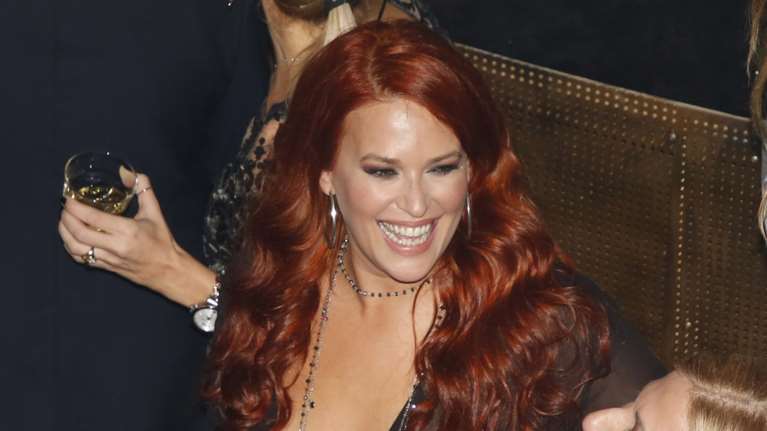 Η Σίσσυ έβαλε μαγιό, δεν έκανε ρετούς &amp; δείχνει τις ατέλειες της