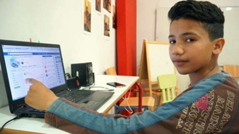 Μαθητής πρόσφυγας διδάσκει ελληνικά μέσω Facebook