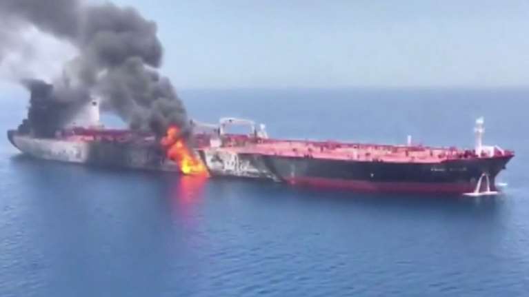 Εικόνες απο το φλεγόμενο τάνκερ στα στενά του Ορμούζ - Vid