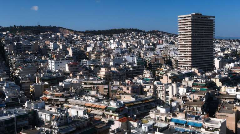 Crash test: Τι λένε ΣΥΡΙΖΑ και ΝΔ για την μείωση στον ΕΝΦΙΑ [Πίνακες]