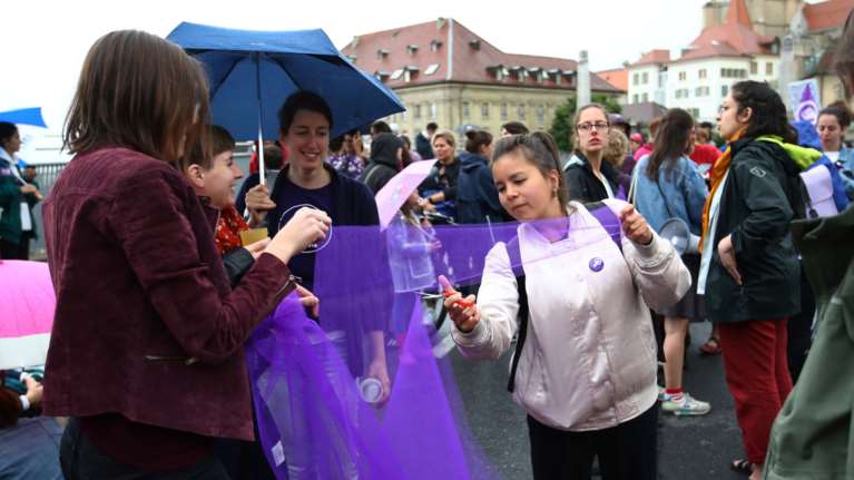 Στους δρόμους οι Ελβετίδες για τη μισθολογική ανισότητα