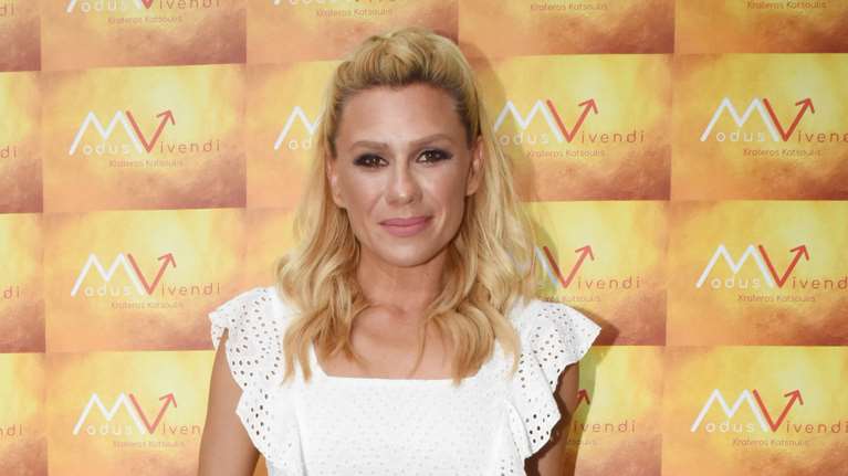 Εκτός εκπομπής η Καραβάτου- Εσπευσμένα για Θεσσαλονίκη για τη μητέρα της