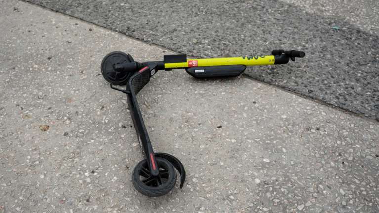 Σύγκρουση μοτοσικλέτας με πατίνι - Τραυματίες δύο νεαροί